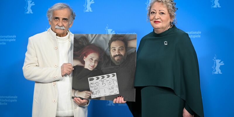 Die Schauspieler Esmail Mehrabi (l) und Lily Farhadpour kamen ohne ihre Regisseure zur Berlinale - zeigten sie aber auf einem Foto. - Foto: Soeren Stache/dpa