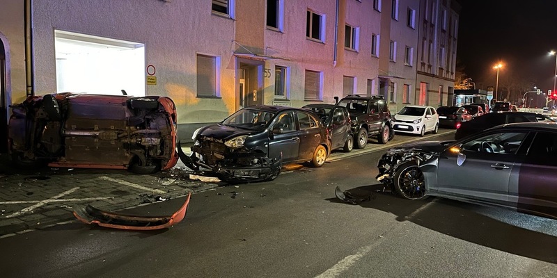POL-BO: Schwerer Unfall in Stahlhausen: Alkoholisierter Autofahrer (30) kollidiert mit fünf geparkten Fahrzeugen - Foto: presseportal.de