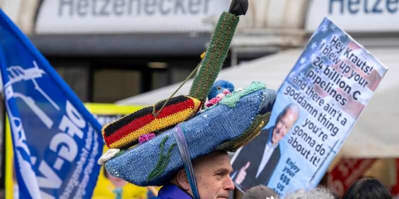 Demonstrantinnen und Demonstranten haben sich in München am Rande der Sicherheitskonferenz versammelt. - Foto: Peter Kneffel/dpa