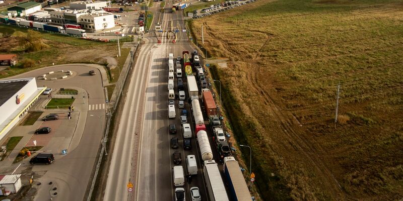 Lastwagen stehen Ende November 2023 in langen Schlangen hintereinander, um die Grenze in Medyka zu überqueren. - Foto: Dominika Zarzycka/SOPA Images via ZUMA Press Wire/dpa