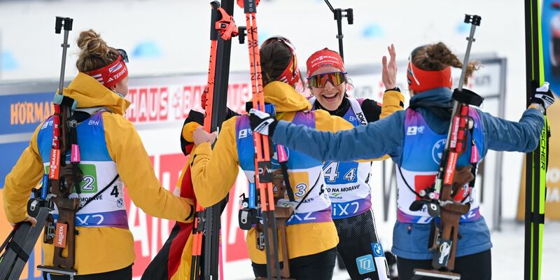 Sophia Schneider (2.v.r.) sicherte den DSV-Frauen WM-Bronze. - Foto: Hendrik Schmidt/dpa