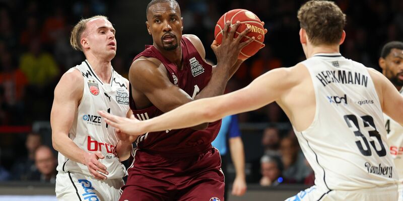 Bayerns bester Werfer beim Erfolg gegen Bamberg: Serge Ibaka (M). - Foto: Daniel Löb/dpa