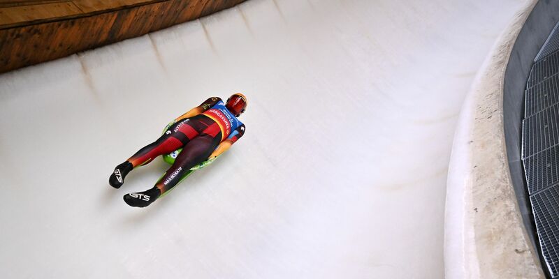 Kam beim Weltcup in Oberhof als Zweiter auf das Podest: Max Langenhan. - Foto: Martin Schutt/dpa