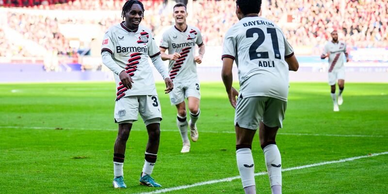 Brachte Leverkusen in Heidenheim in Führung: Jeremie Frimpong (l). - Foto: Tom Weller/dpa