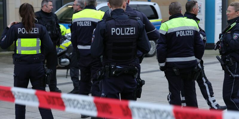 Die Polizei hat im Wuppertaler Hauptbahnhof einen größeren Einsatz gestartet. - Foto: Gianni Gattus/Blaulicht Solingen/dpa