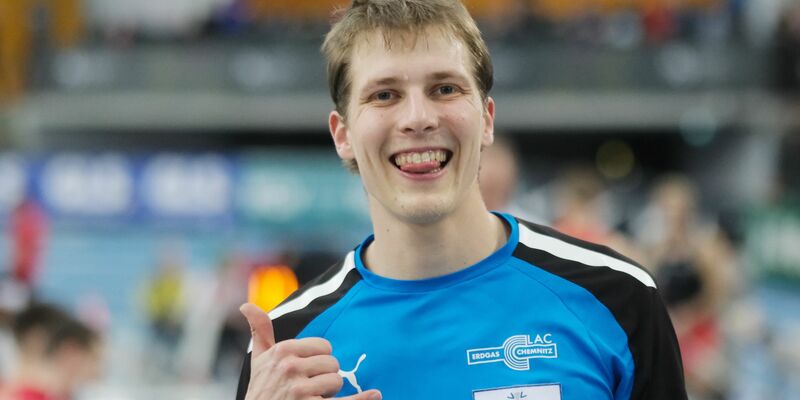 Überbot bei der Hallen-DM die prestigeträchtige Marke von 17 Metern: Dreispringer Max Heß. - Foto: Sebastian Willnow/dpa