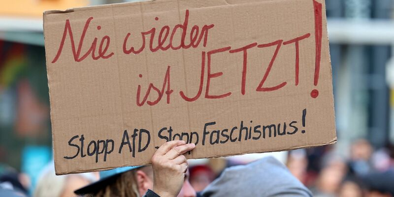 Unter anderem in Magdeburg demonstrierten die Menschen gegen rechts. - Foto: Peter Gercke/dpa-Zentralbild/dpa