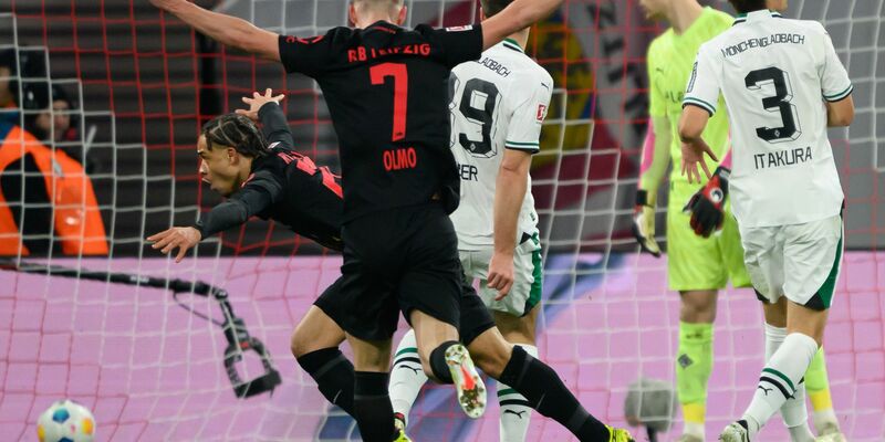Leipzigs Xavi Simons (l) bejubelt sein Tor zum 1:0. - Foto: Robert Michael/dpa