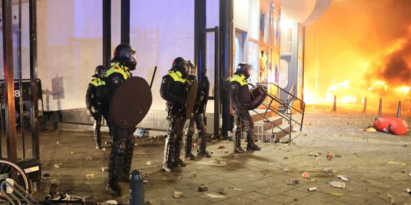 Die Polizei greift in eine Konfrontation zwischen zwei Eritreergruppen ein. - Foto: Wil Looijestijn/ANP/dpa