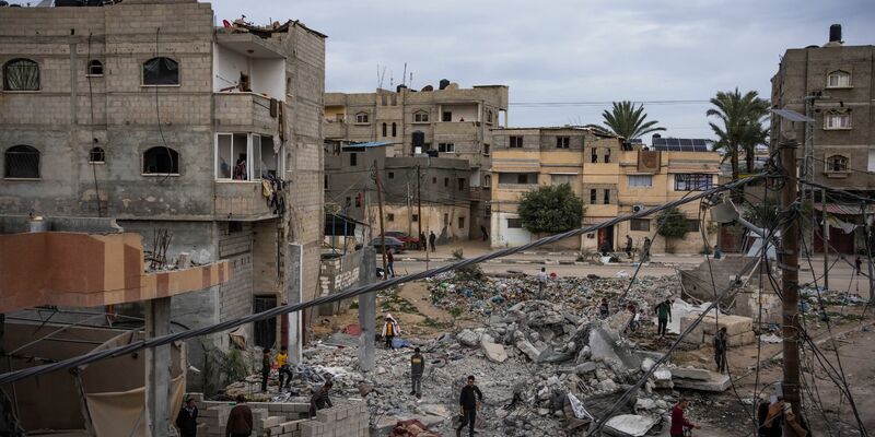 Israel bereitet eine Militäroffensive auf die an Ägypten angrenzende Stadt Rafah vor. - Foto: Fatima Shbair/AP/dpa