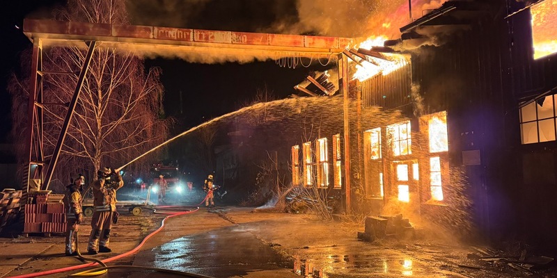 FW Dresden: Großbrand in einer Industriebrache - Foto: presseportal.de