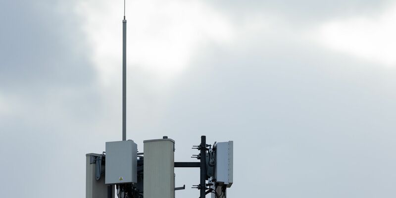 Um sich im Rennen um die Kundengunst durchzusetzen, bieten viele Mobilfunk-Firmen immer mehr Datenvolumen an, ohne ihre Preise zu erhöhen. - Foto: Rolf Vennenbernd/dpa