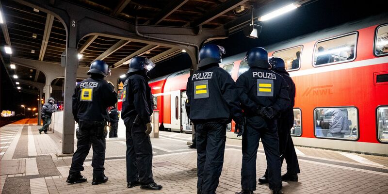 Viele der Fans mussten stundenlang in dem Zug ausharren, bis sie kontrolliert wurden. - Foto: dpa