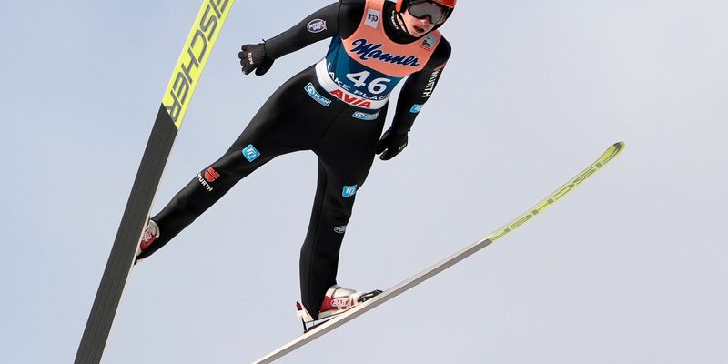 Belegt als bester deutscher Springer in Sapporo den zwölften Platz: Karl Geiger. - Foto: Robert F. Bukaty/AP/dpa