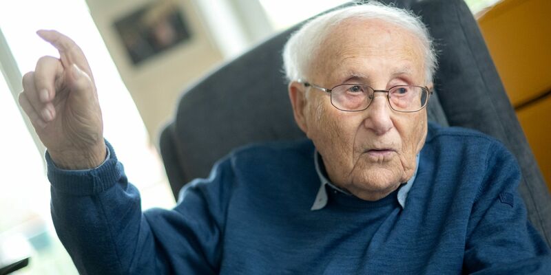 Als Überlebender des Holocaust erzählt Albrecht Weinberg seine Geschichte unermüdlich gegen das Vergessen. Mit seiner Autobiografie ist sie nun auch schriftlich festgehalten. - Foto: Sina Schuldt/dpa