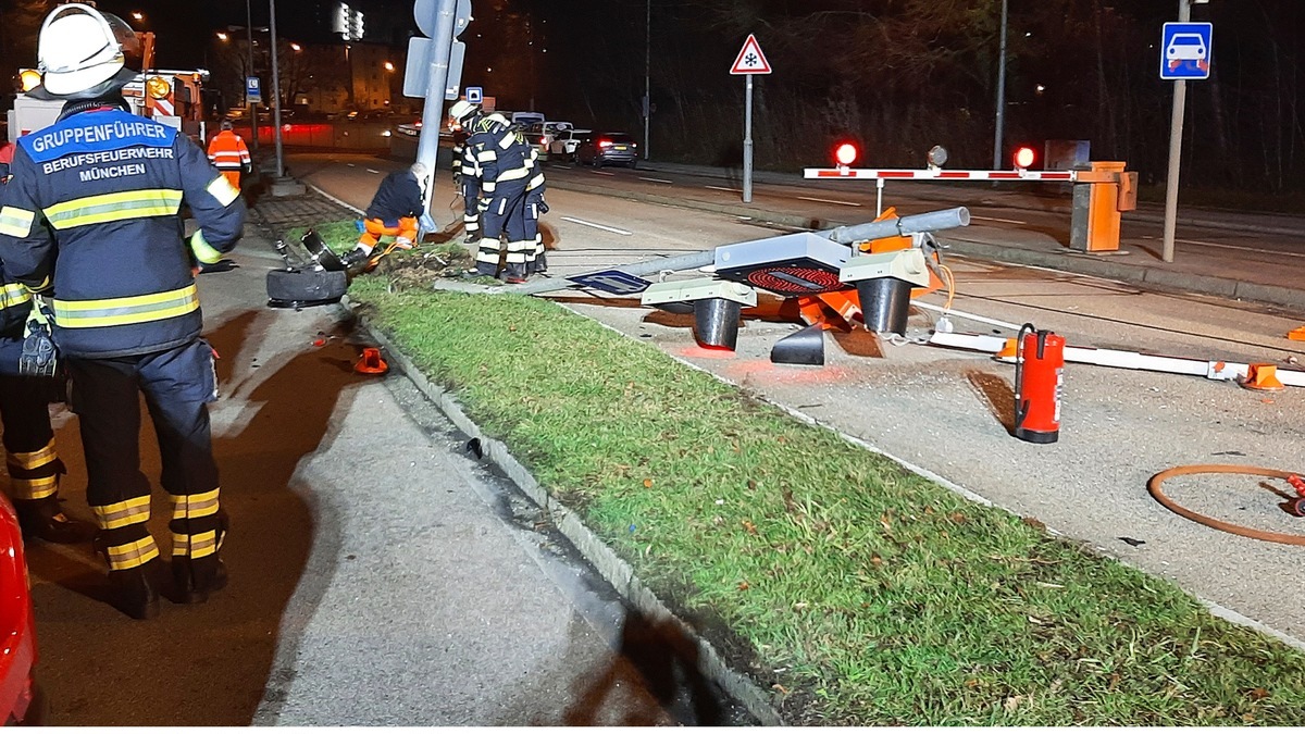 FW-M: SUV kollidiert mit Laternenmast (Berg am Laim) - Foto: presseportal.de