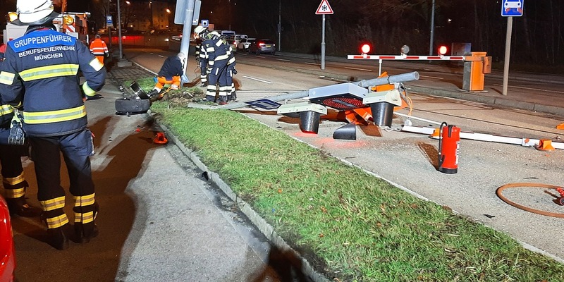 FW-M: SUV kollidiert mit Laternenmast (Berg am Laim) - Foto: presseportal.de