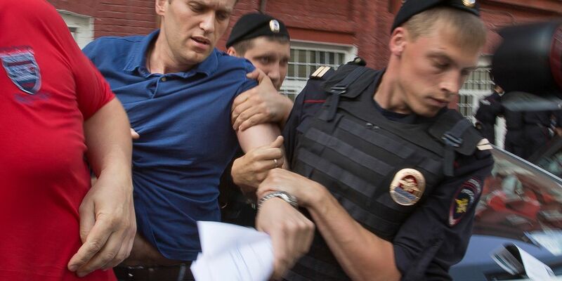 Polizeibeamte halten den russischen Oppositionsführer Alexej Nawalny (l.) im Juli 2013 fest. - Foto: Alexander Zemlianichenko/AP