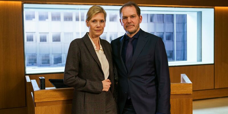Im neuen Gerichts-Drama von Ferdinand von Schirach spielen Ina Weisse und Godehard Giese ein ehemaliges Paar, das sich vor Gericht gegenübersteht. - Foto: Julia Terjung/ZDF/dpa