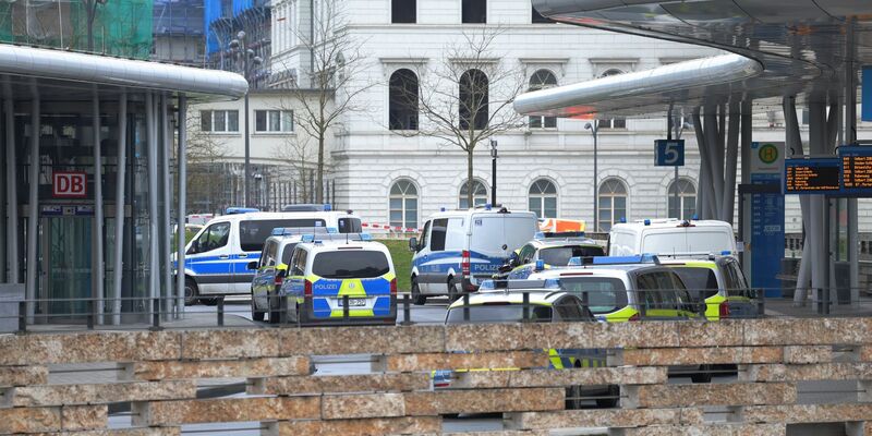 Spezialkräfte der Polizei haben im Wuppertaler Hauptbahnhof einen Mann aus einem Zug geholt und festgenommen. - Foto: Gianni Gattus/Blaulicht Solingen/dpa