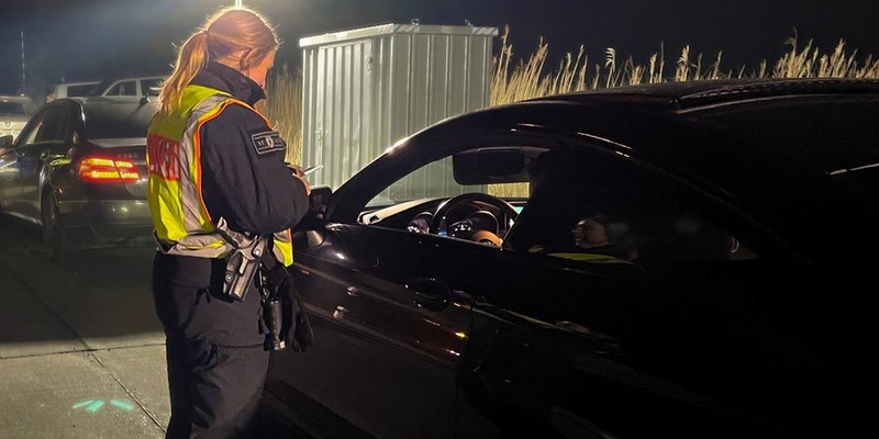 POL-CUX: Landkreis Cuxhaven; Loxstedt / Dedesdorf; Wesertunnel Verkehrskontrolle der Polizei Schiffdorf am Wesertunnel - Foto: presseportal.de