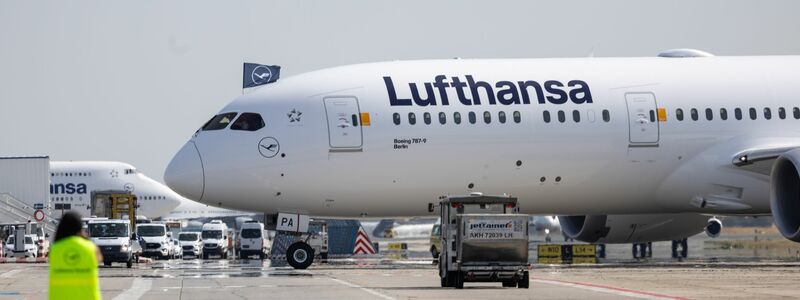 Die Lufthansa-Maschine des Typs Boeing 787-9 steht auf dem Rollfeld am Frankfurter Flughafen. - Foto: Hannes P Albert/dpa
