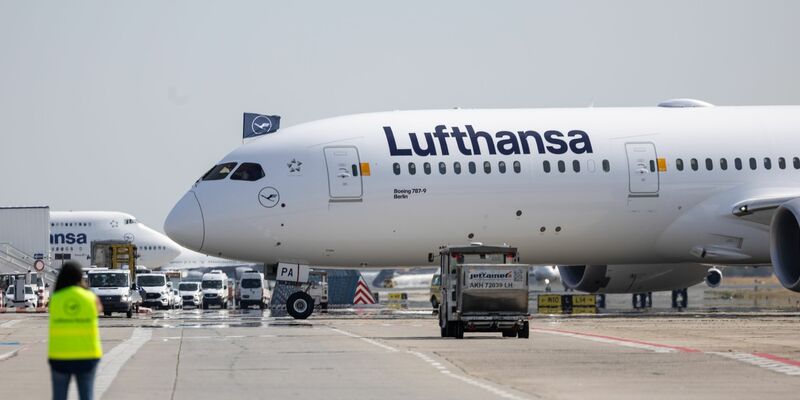 Die Lufthansa-Maschine des Typs Boeing 787-9 steht auf dem Rollfeld am Frankfurter Flughafen. - Foto: Hannes P Albert/dpa