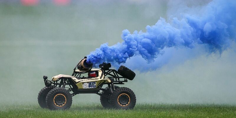 In Rostock kam es zu Fanprotesten mit ferngesteuerten Autos. - Foto: Christian Charisius/dpa