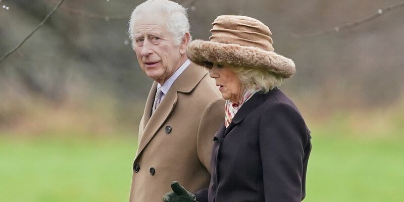 König Charles III. und Königin Camilla besuchen den Sonntagsgottesdienst in der St. Mary Magdalene Church in Sandringham. - Foto: Joe Giddens/PA Wire/dpa