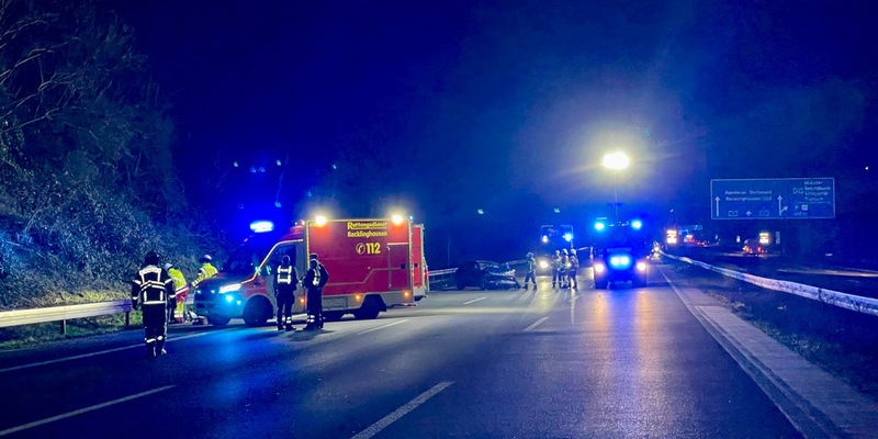 FW-RE: Einsatzreiche Samstagnacht - schwerer Verkehrsunfall auf der BAB 2 - Foto: presseportal.de