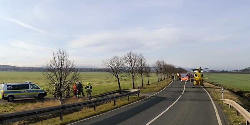 BPOLI EF: Person von Brücke ins Gleisbett gestürzt - Foto: presseportal.de