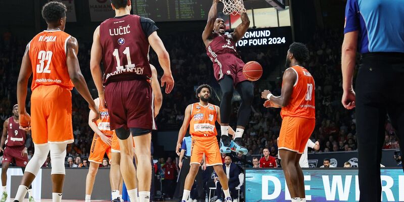 Serge Ibaka (2.v.r) und die Bayern gewannen das Pokalfinale gegen Ulm. - Foto: Daniel Löb/dpa