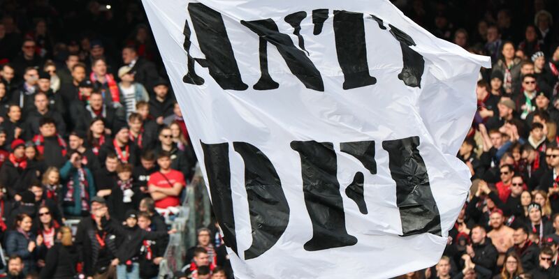 Nürnberger-Fans protestieren gegen die Investorenpläne der DFL. - Foto: Daniel Karmann/dpa