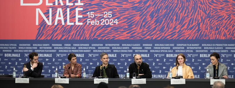 Der Cast um Schauspieler Gael García Bernal (3.v.l.) stellt mit Regisseur Piero Messina den Film «Another End» bei der Berlinale vor. - Foto: Sebastian Gollnow/dpa