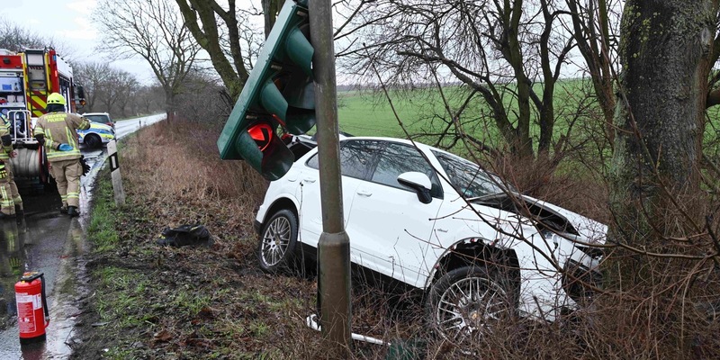 FW Pulheim: Verkehrsunfall zwischen Brauweiler und Geyen - Foto: presseportal.de