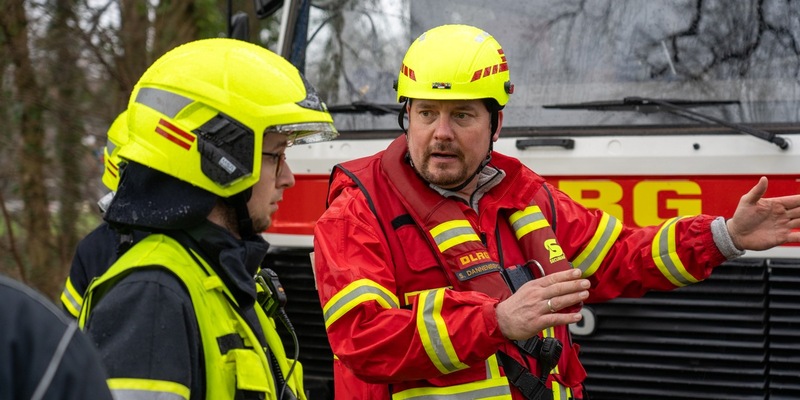 FW Flotwedel: PKW kommt von Fahrbahn ab und landet in Mühlengraben - Foto: presseportal.de