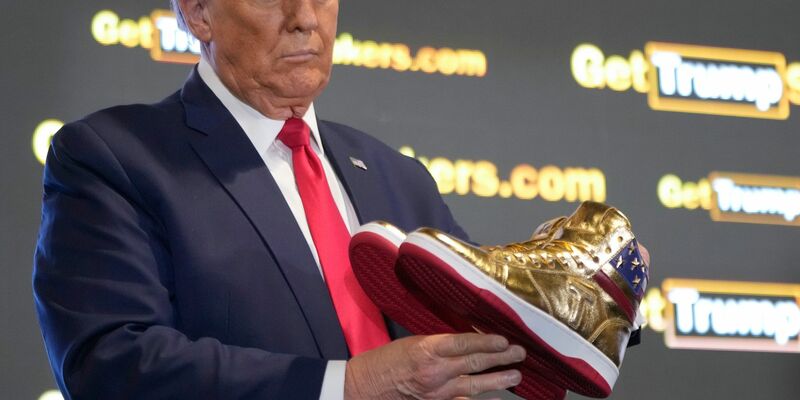 Ob er mit diesen Sneakern die Wahl für sich entscheiden kann? - Foto: Manuel Balce Ceneta/AP/dpa