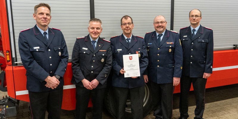 FW Flotwedel: Thomas Cammann mit silbernem Feuerwehr-Ehrenzeichen am Band des Landes Niedersachsen ausgezeichnet - Foto: presseportal.de