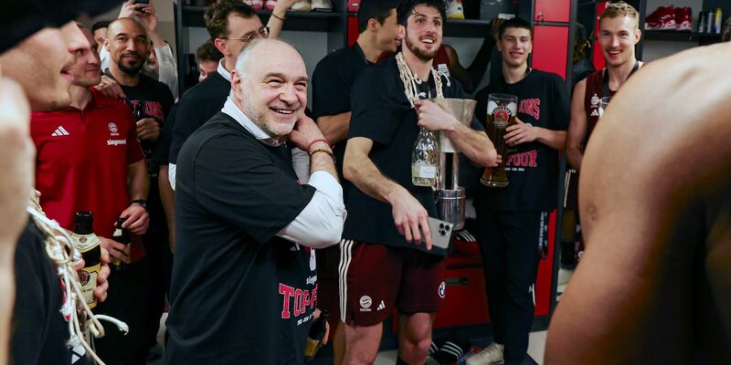 Der FC Bayern ist Pokalsieger 2024: Trainer Pablo Laso (l) hält eine kleine Rede in der Kabine. - Foto: Daniel Löb/dpa