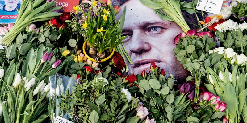 Gedenken an Alexej Nawalny vor der russischen Botschaft in Kopenhagen. - Foto: Nils Meilvang/Ritzau Scanpix Foto/AP/dpa