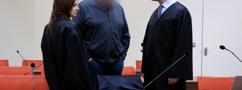 Der angeklagte Lokführer (M) steht mit seiner Anwältin und seinem Anwalt im Gerichtssaal in München. - Foto: Sven Hoppe/dpa