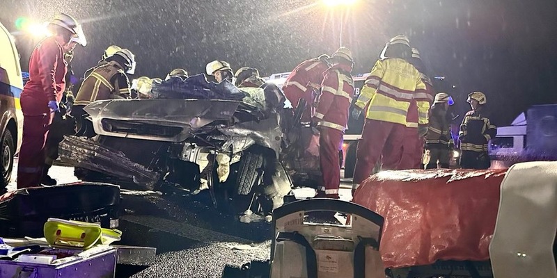 FW-E: Schwerer Verkehrsunfall mit eingeklemmter Person - schwierige Anfahrt durch fehlende Rettungsgasse - Foto: presseportal.de