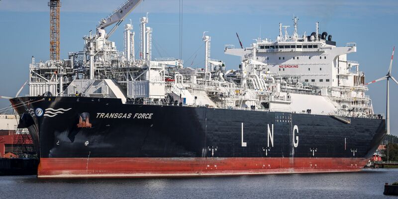 Das LNG Terminal-Schiff Transgas Force Drei an der Lloyd-Werft in Bremerhaven. - Foto: Focke Strangmann/dpa
