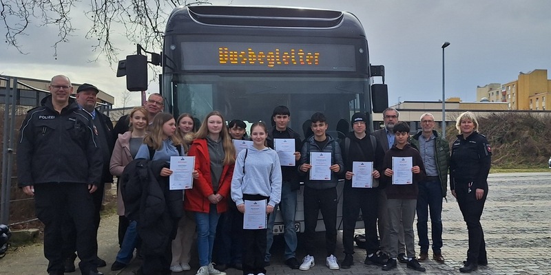 POL-WOB: Neue Busbegleiter ausgebildet - Präventionsteam der Polizei übergibt Zertifikate - Foto: presseportal.de