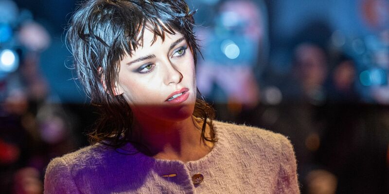 Schauspielerin Kristen Stewart auf dem roten Teppich vor dem Berlinale Palast. - Foto: Monika Skolimowska/dpa