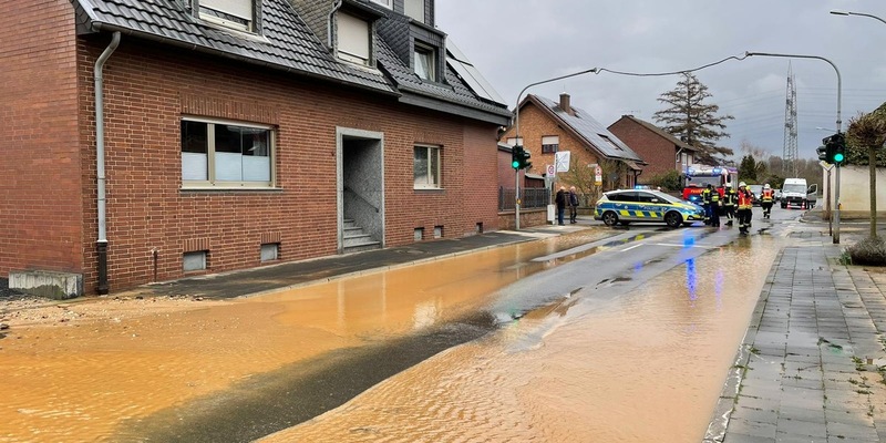 FW Bergheim: Vollsperrung nach Wasserrohrbruch in Paffendorf Glescher Straße am Montag noch bis ca. 20:00 Uhr gesperrt - Foto: presseportal.de