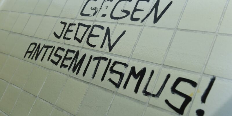 In Würzburg lernen Lehramtsstudierende, wie sie mit Antisemitismus im Klassenzimmer umgehen können. - Foto: Arne Dedert/dpa