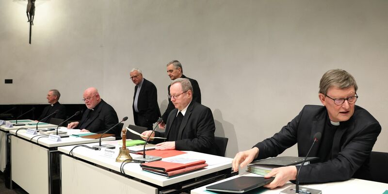 Die Deutsche Bischofskonferenz sucht bei ihrer Frühjahrskonferenz in Augsburg einen Weg mit dem Gegenwind aus Rom umzugehen. - Foto: Karl-Josef Hildenbrand/dpa