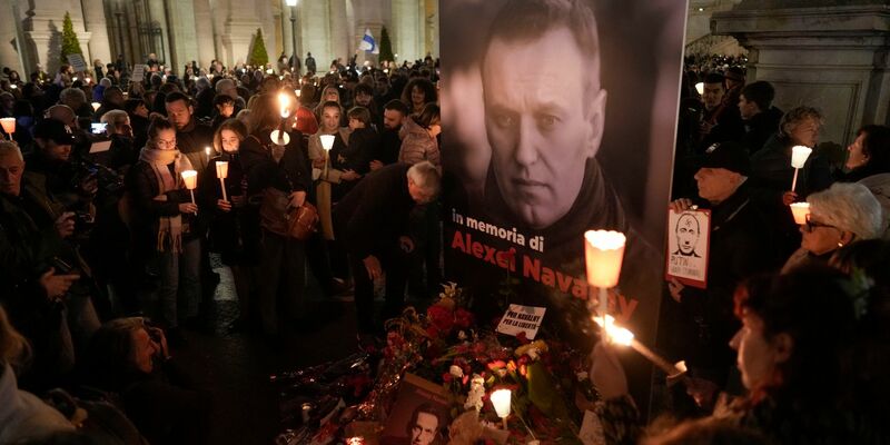 Auch außerhalb Russlands gibt es zahlreiche Gedenkveranstaltungen für den verstorbenen russischen Oppositionellen Alexej Nawalny. - Foto: Andrew Medichini/AP/dpa