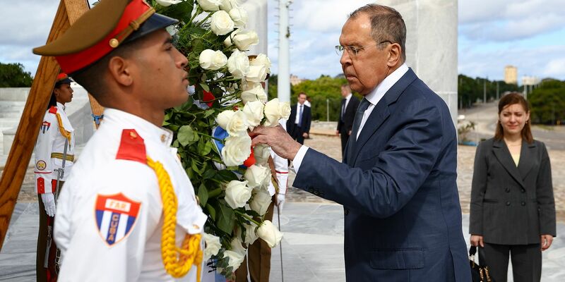 Laut dem russischen Außenminister Sergej Lawrow (M) hat Russland Kuba in diesem Jahr bereits zwei Kredite zur Versorgung mit Erdöl, Erdölprodukten und Lebensmitteln gewährt. - Foto: Uncredited/Russian Foreign Ministry Press Service/AP/dpa
